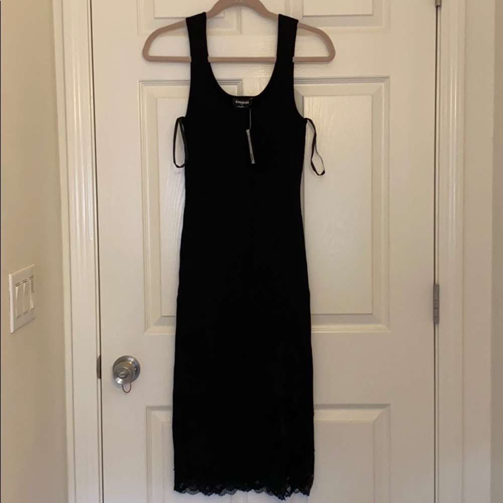 Bebe black body con dress with lace slit
